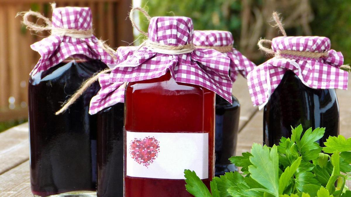 Вино из варенья перелито в бутылки