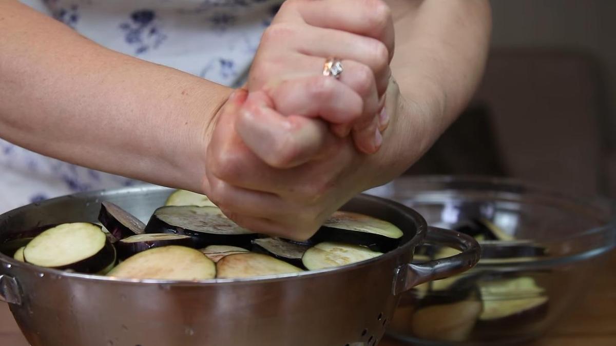 Отжимание влаги из баклажанов