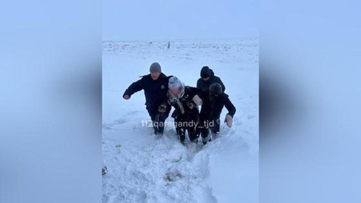 Құтқарушылар адасып кеткен адамдарды сүймелдеп келеді Құтқарушылар адасып кеткен адамдарды сүймелдеп келеді