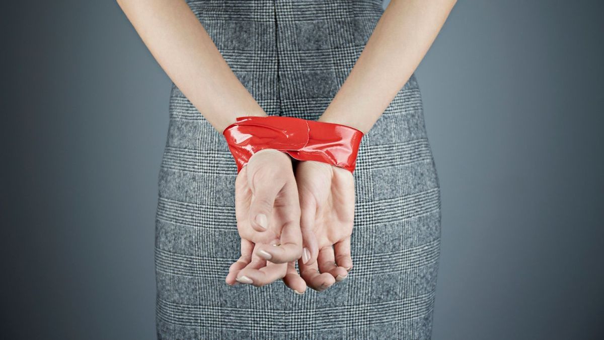 қолы байланған қыз