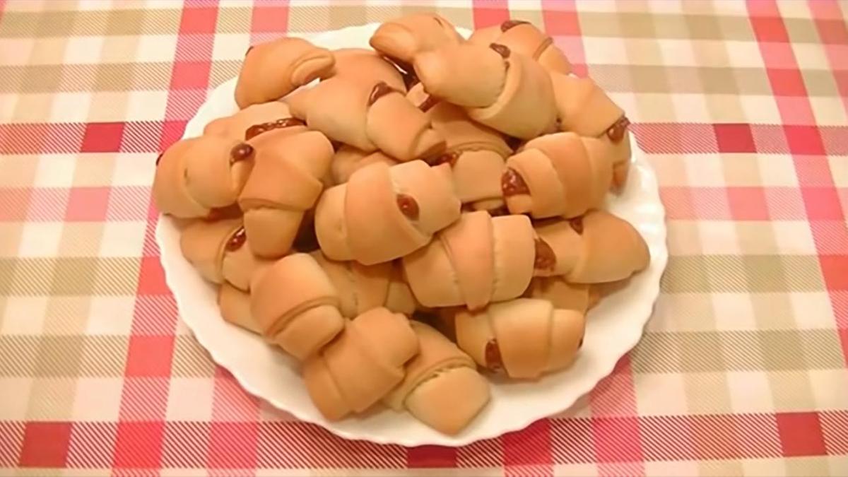 Рогалики выложены горкой на сервировочной тарелке