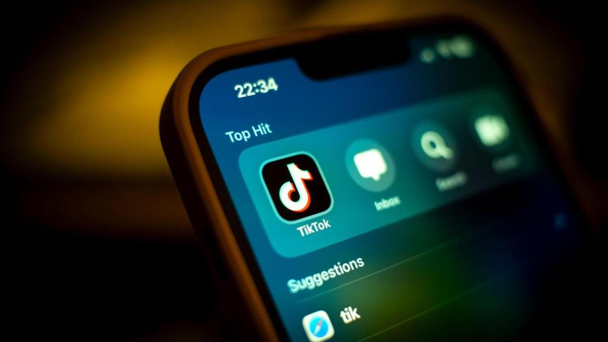 Смартфон экранындағы TikTok-тың логотипі Смартфон экранындағы TikTok-тың логотипі