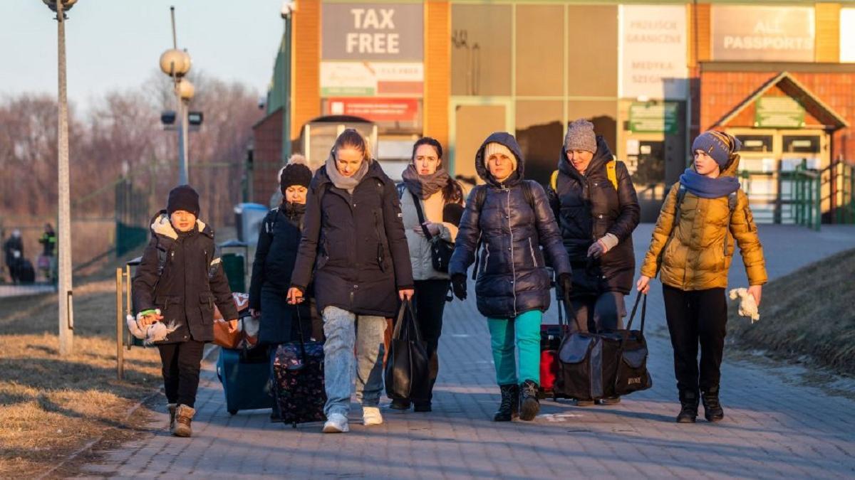 Люди идут с чемоданами