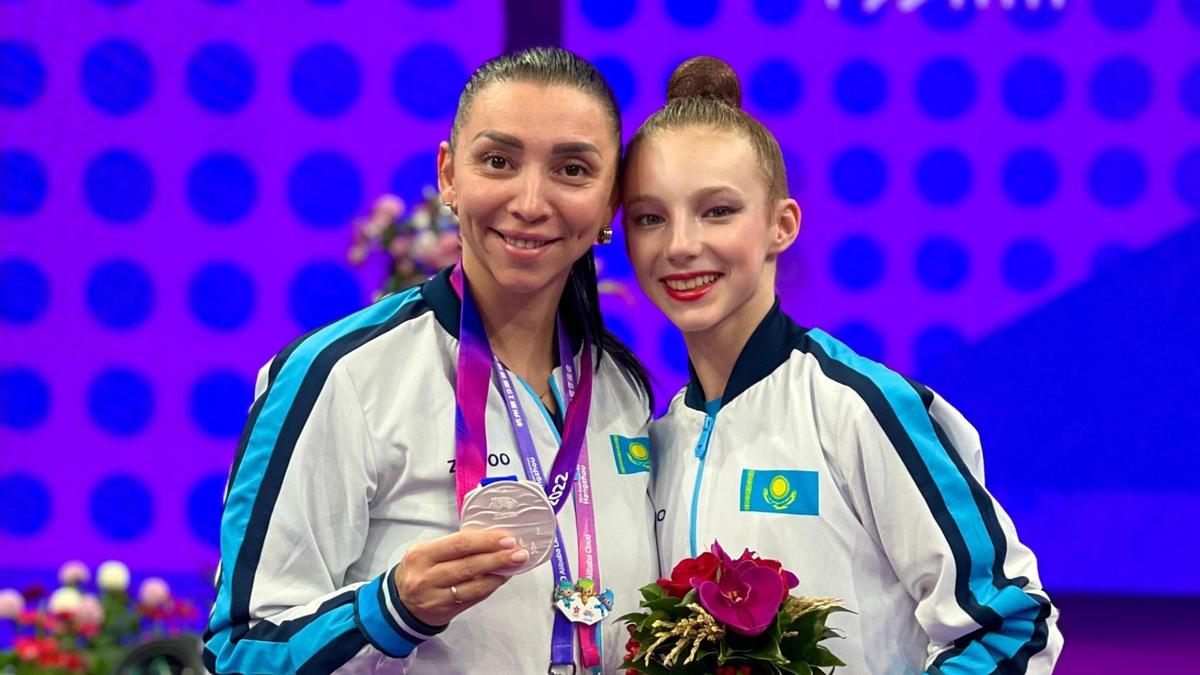 Лола Әділбекова шәкіртімен Лола Әділбекова шәкіртімен