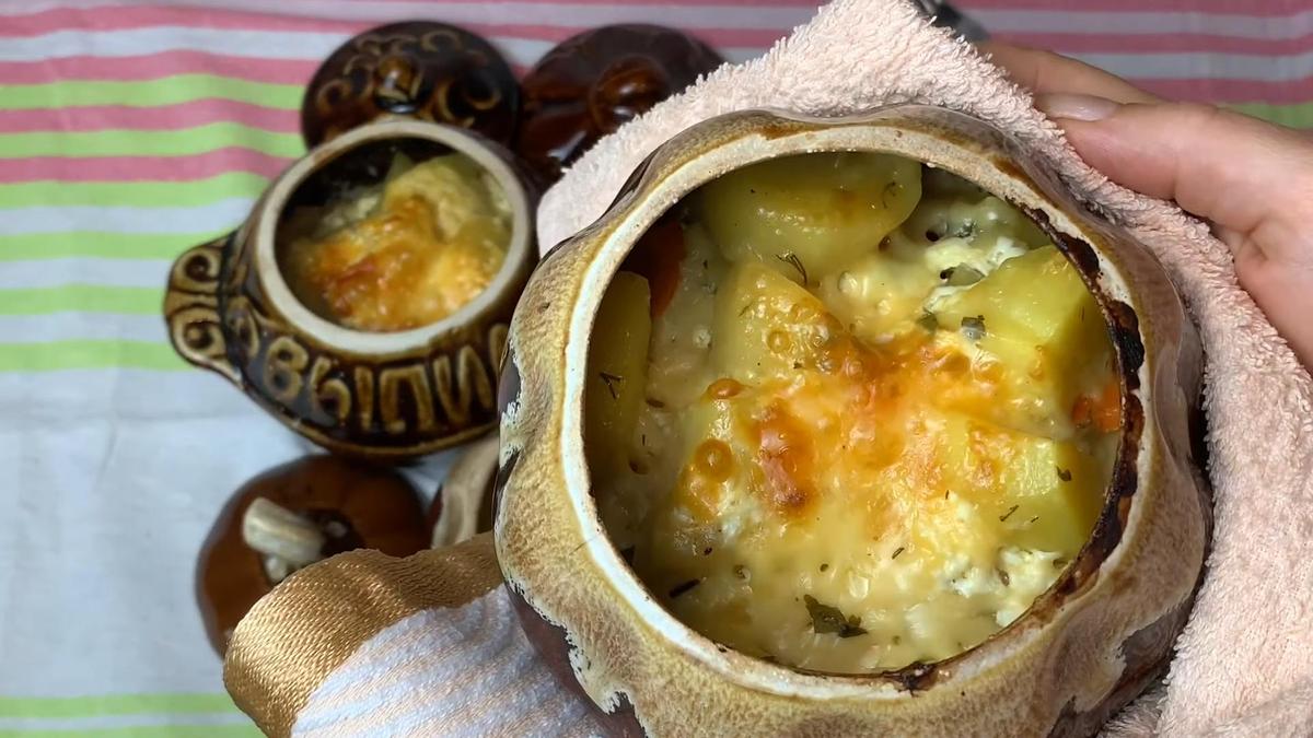 В горшочках жаркое с сырной корочкой