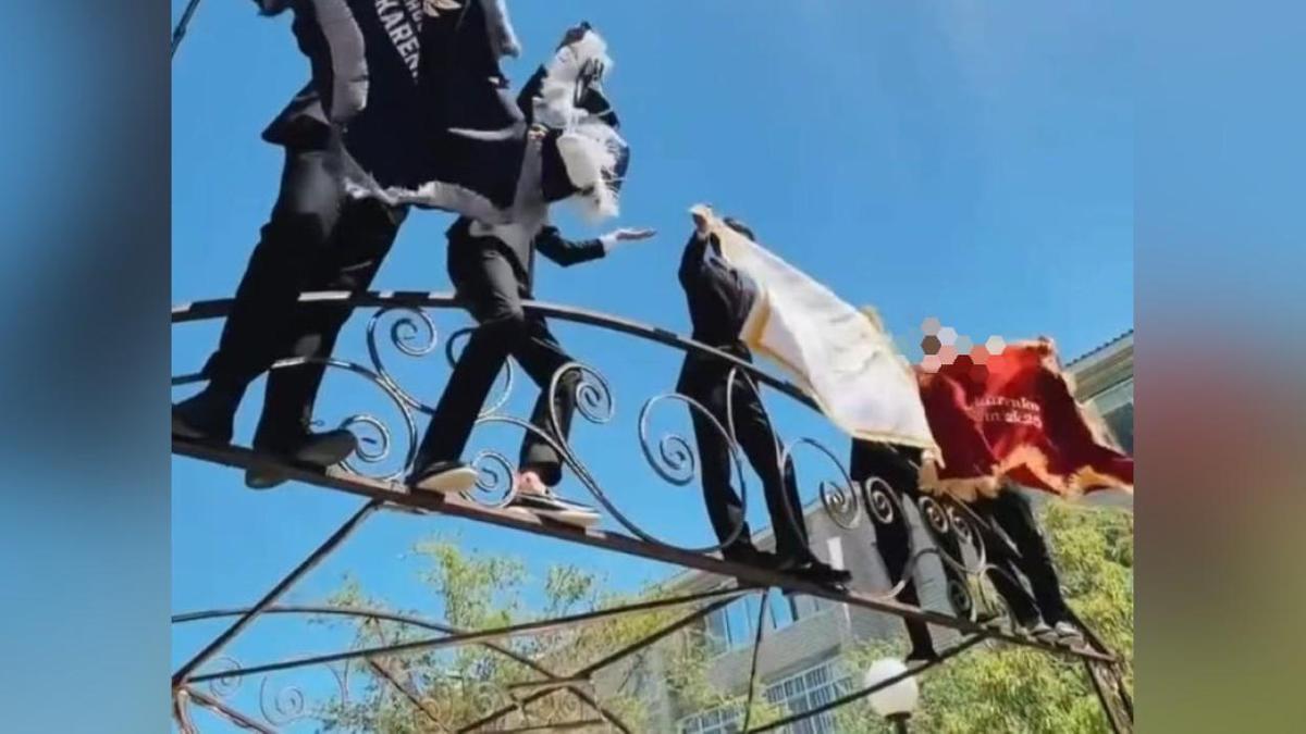 Выпускников наказали за мелкое хулиганство Выпускников наказали за мелкое хулиганство