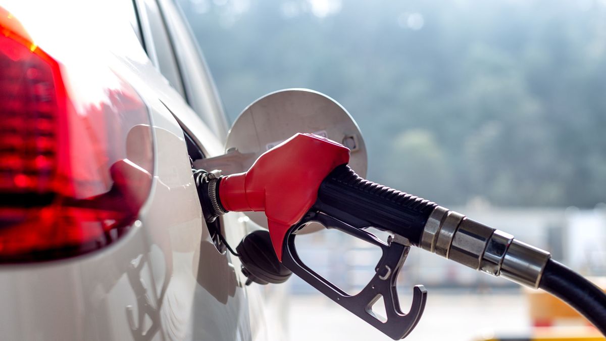 Заправочный пистолет в баке авто