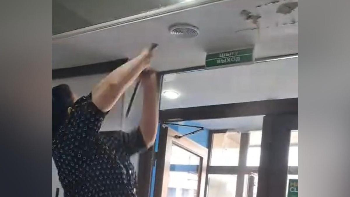 Женщина громит кафе в Павлодаре Женщина громит кафе в Павлодаре