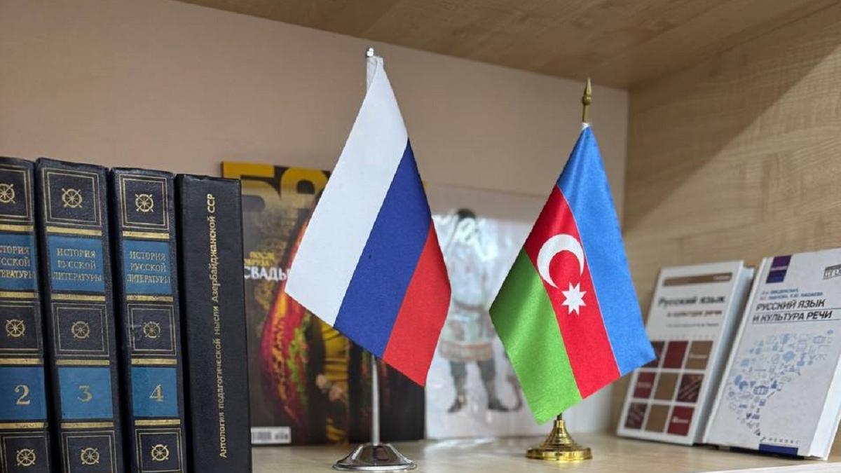 Флаги России и Азербайджана