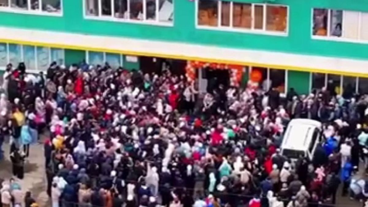 Давка перед магазином