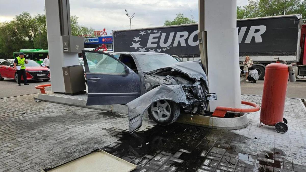 Автомобиль попал в аварию Автомобиль попал в аварию