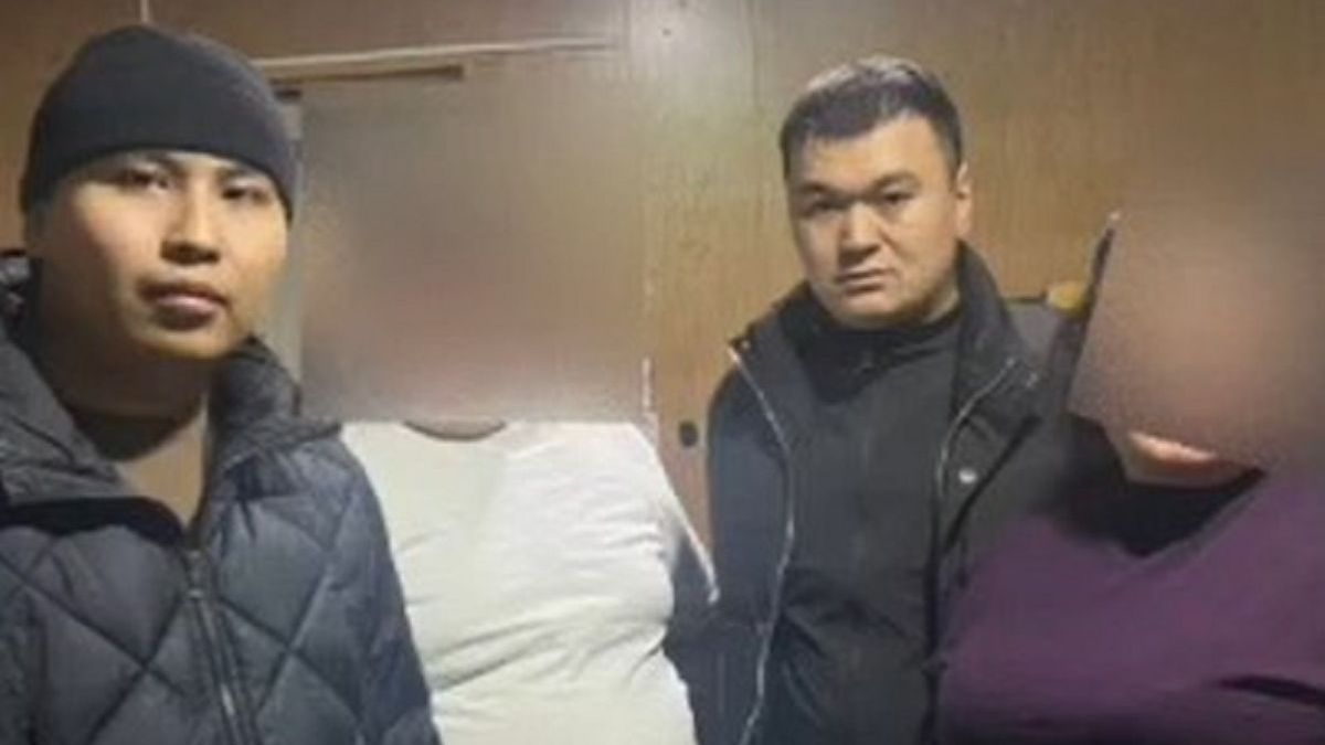 Полицейские с задержанной