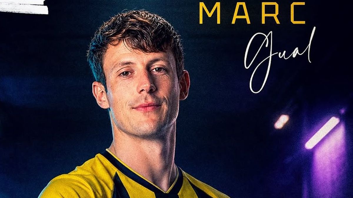 Испанский футболист Марк Гуаль