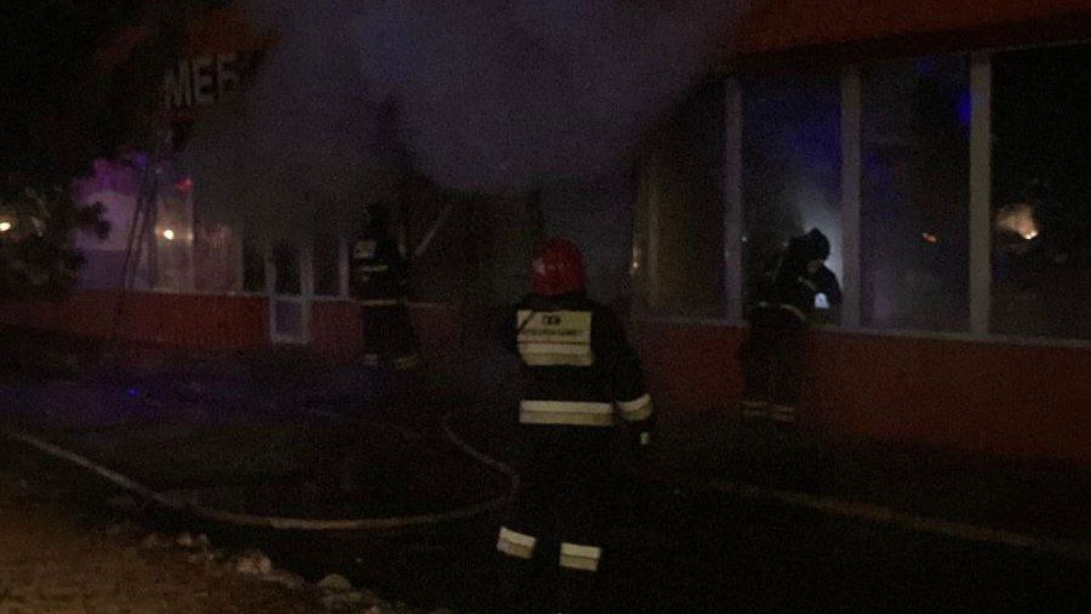 Пожарные тушат возгорание