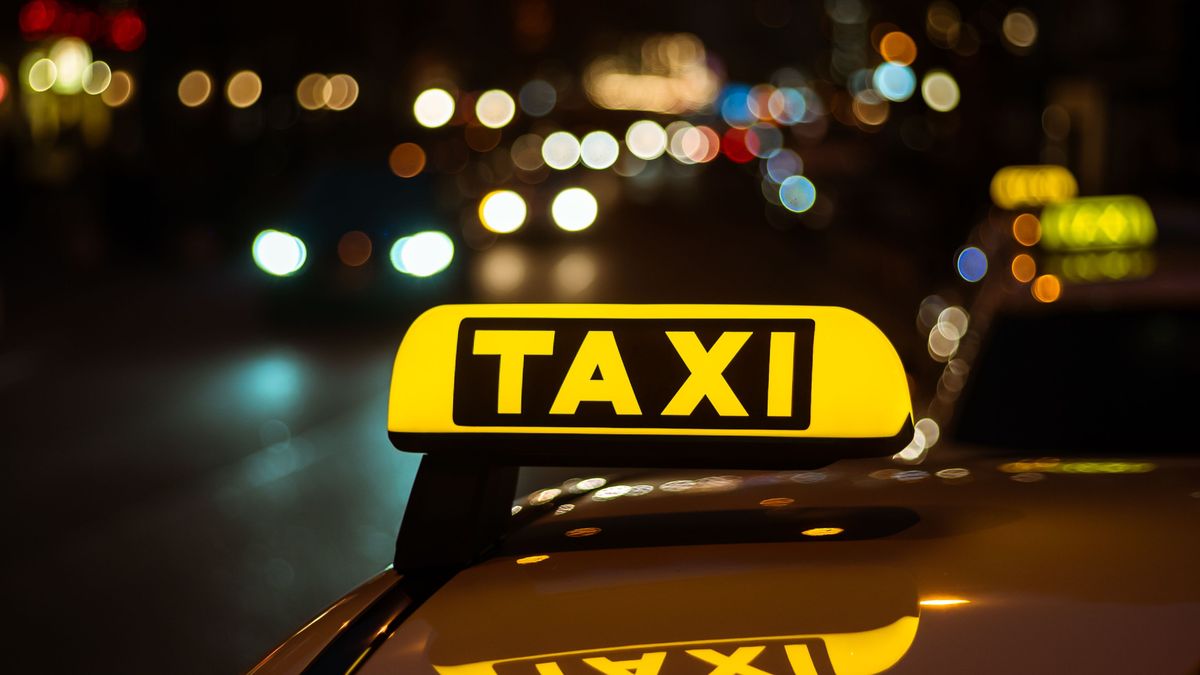 Знак Taxi на автомобиле