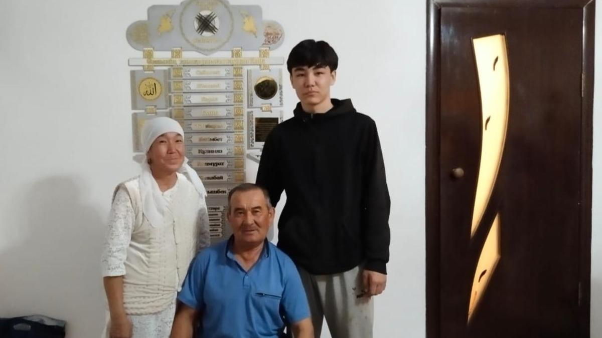 Марқұм Сағындық ата-анасымен Марқұм Сағындық ата-анасымен