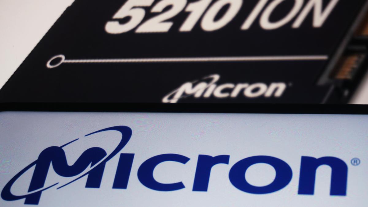 Чип Micron на фоне логотипа