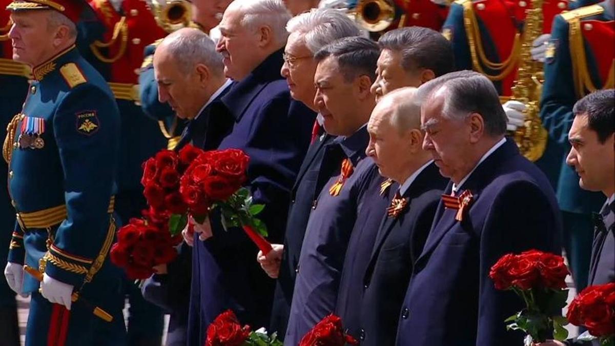 Касым-Жомарт Токаев позложил цветы к могиле неизвестного солдата в Москве Касым-Жомарт Токаев позложил цветы к могиле неизвестного солдата в Москве