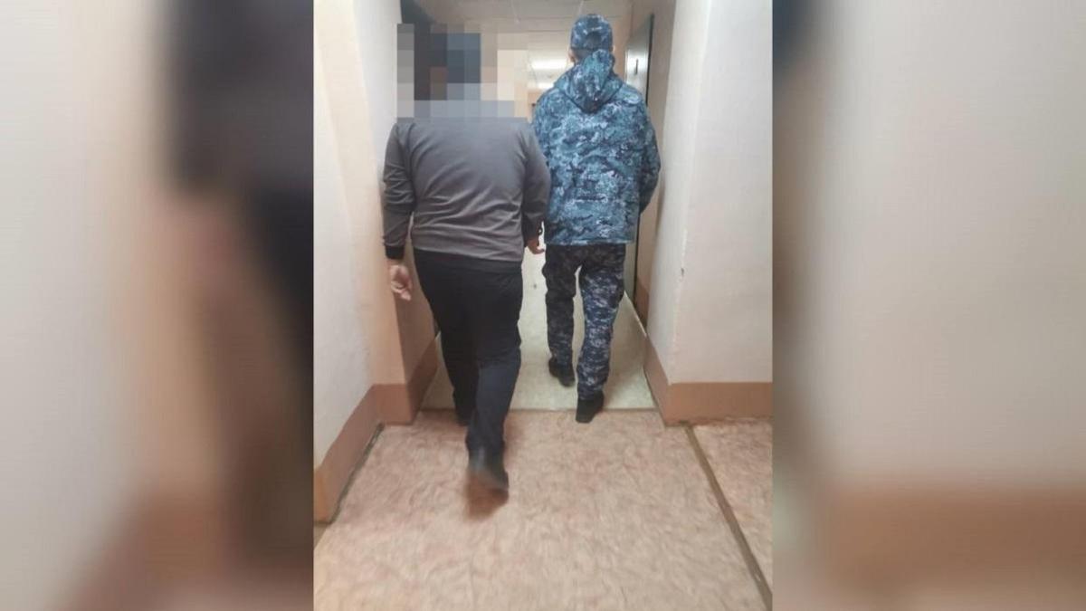 Задержанного ведут стражи порядка Задержанного ведут стражи порядка