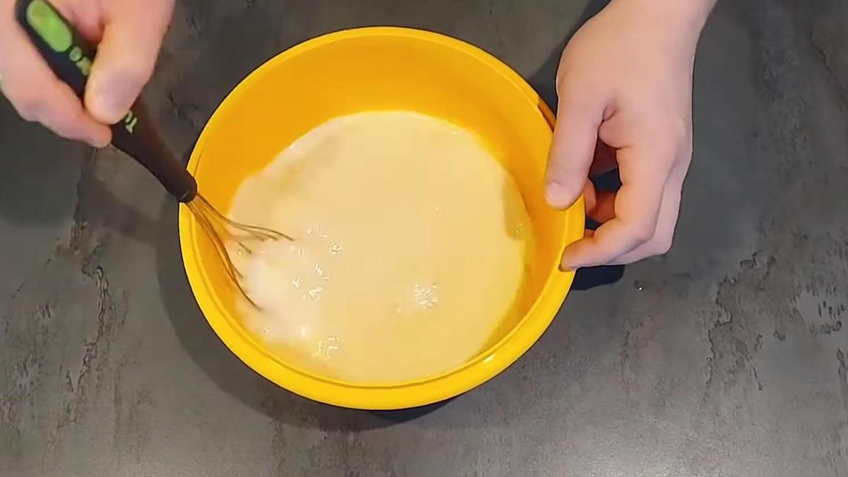 В миске смешивают жидкие ингредиенты теста