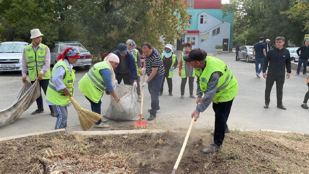 В Шымкенте моют остановки, тротуары. На массовый субботник вышли чиновники и жители мегаполиса