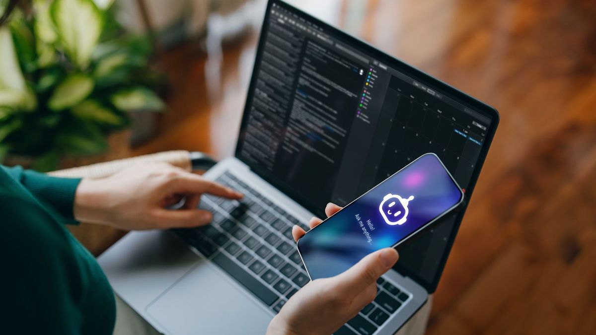 Девушка работает за компьютером