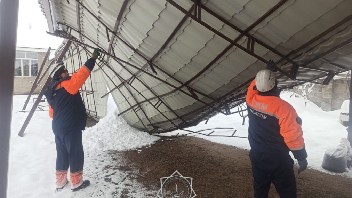 Спасатели устраняют последствия снегопада в Таразе