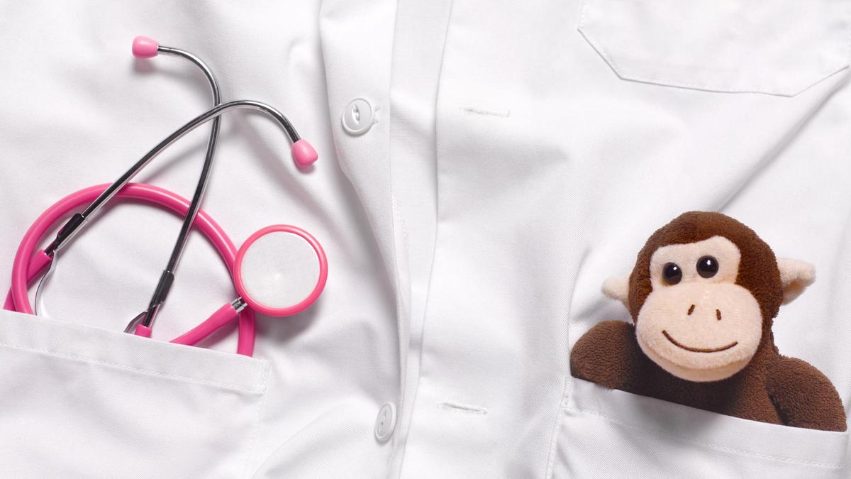 белый халат с детскими игрушками