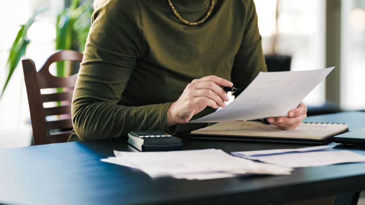 Женщина с бумагами