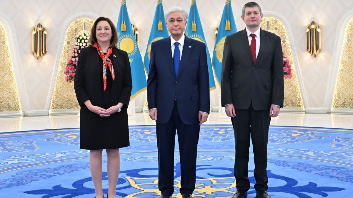 Касым-Жомарт Токаев, Джули Стаффт и Георги Воденски