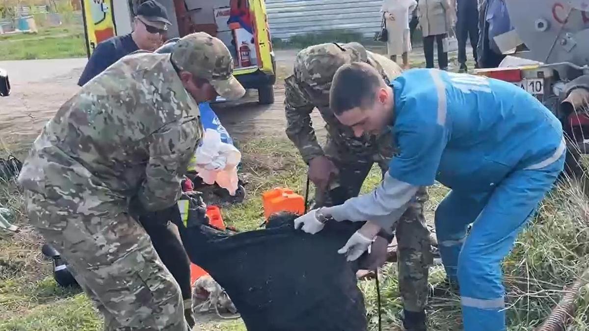 Мужчину достают из септика в Костанайской области Мужчину достают из септика в Костанайской области