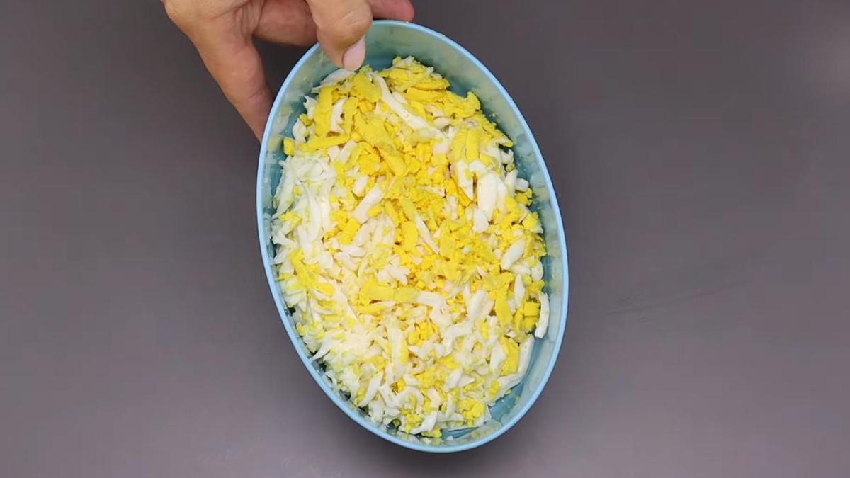 Натертые крупно для салата яйца