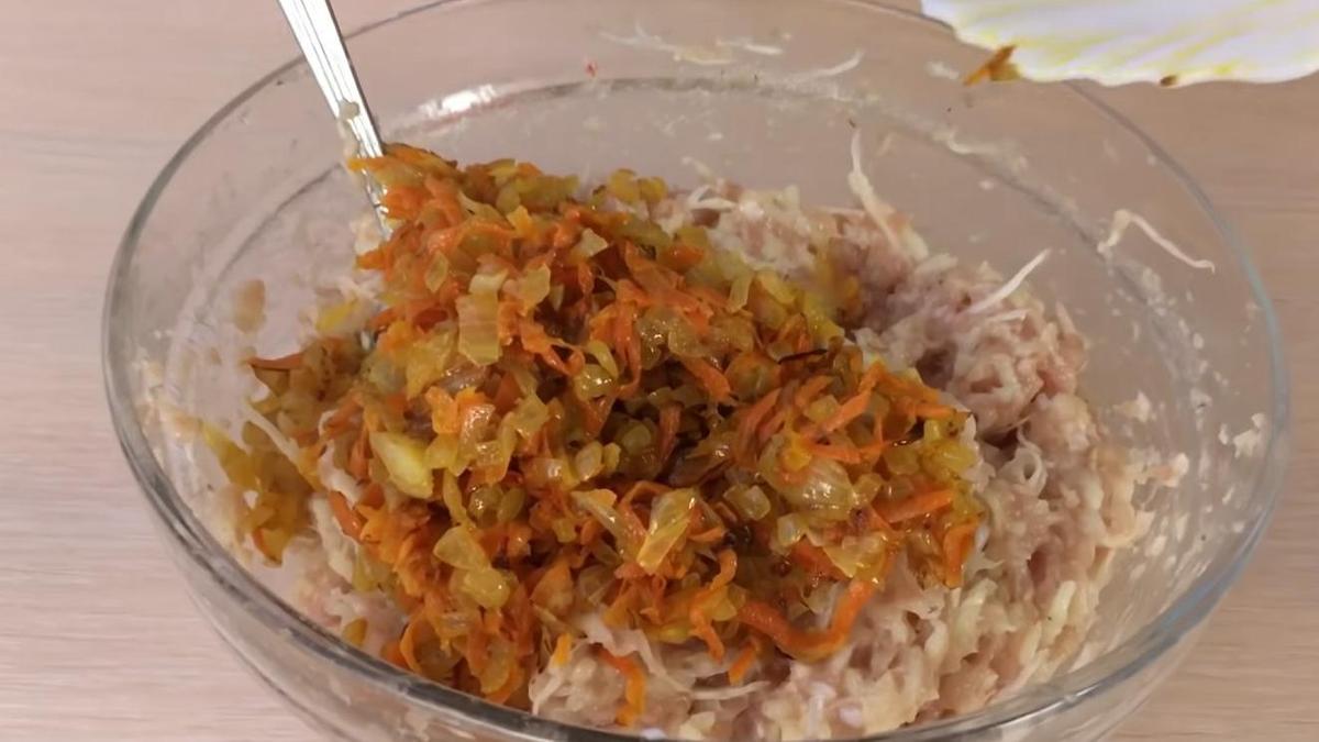 Смешивание фарша для голубцов