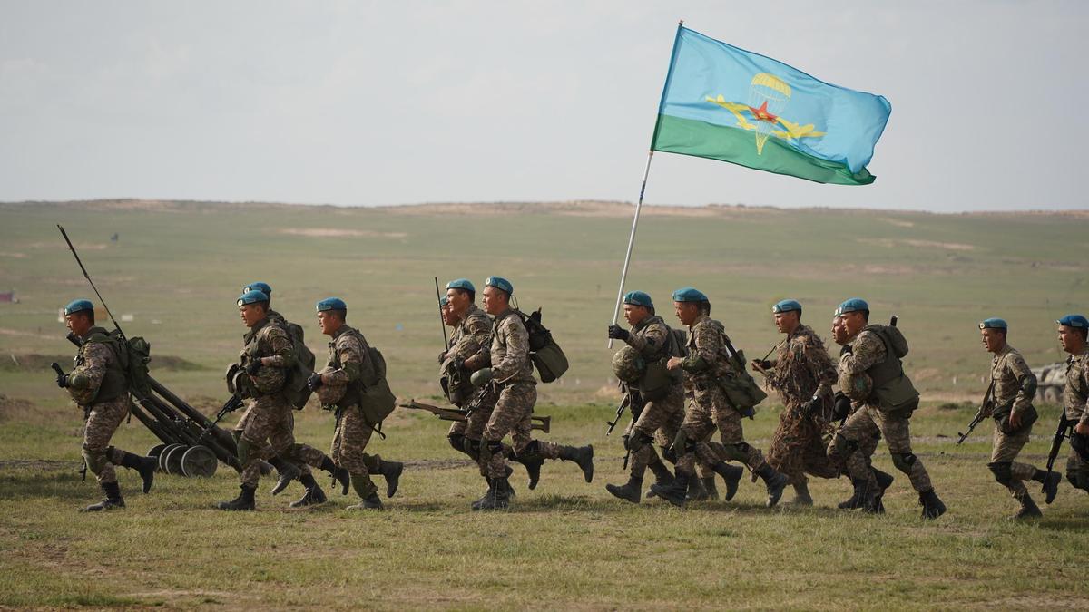 Военнослужащие со знаменем в степи