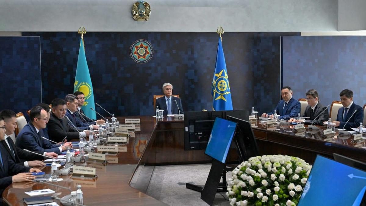 Президент Ұлттық қауіпсіздік комитетінің басшылық құрамымен жиын өткізуде