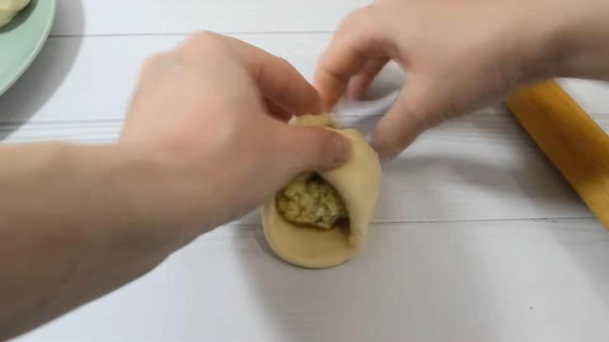 В тесто заворачивают начинку