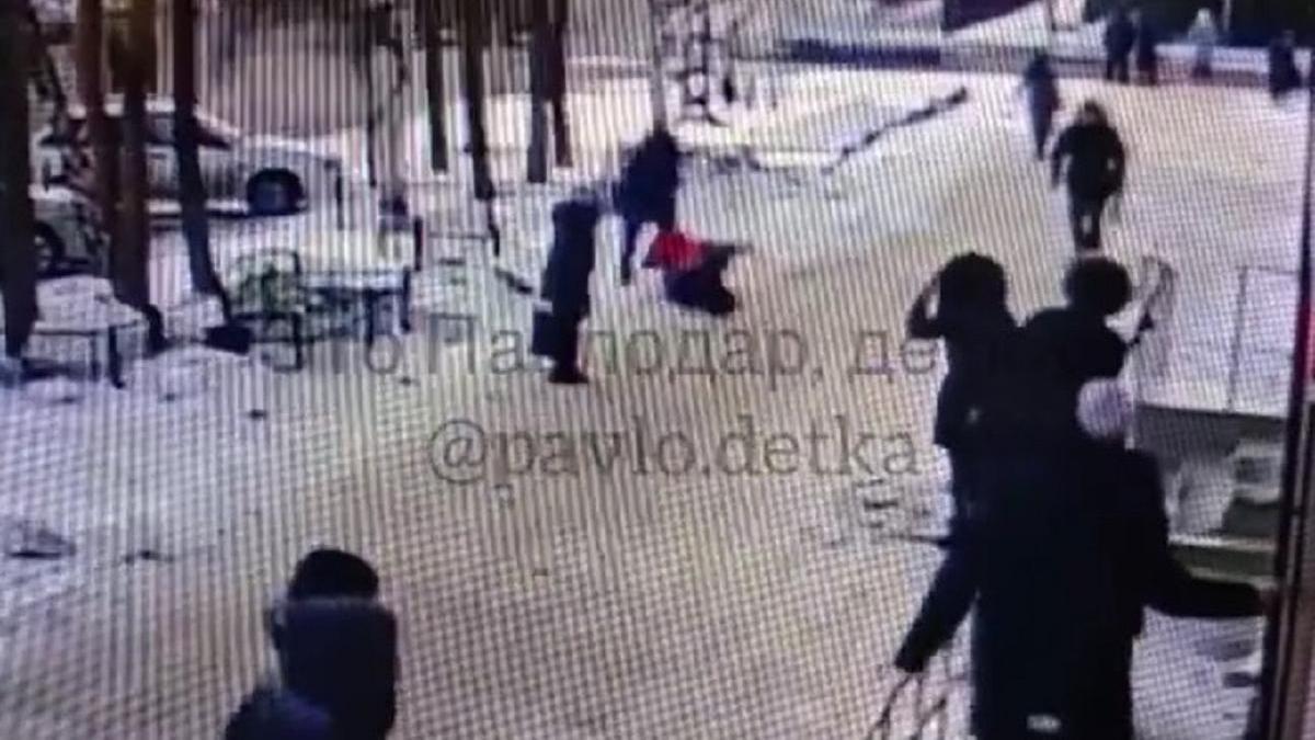 В абакане мужчина напал на прохожих. В Павлодаре избили парня. В Павлодаре избили парня фото. Драка сшиб с ног.
