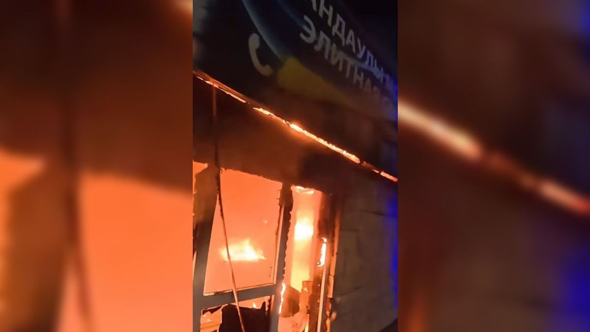 Пожарные тушат пожар