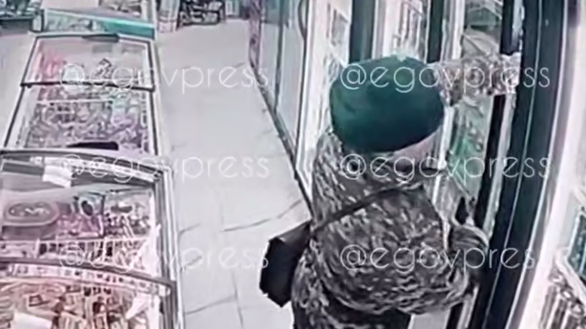 Мужчина в военной форме в магазине