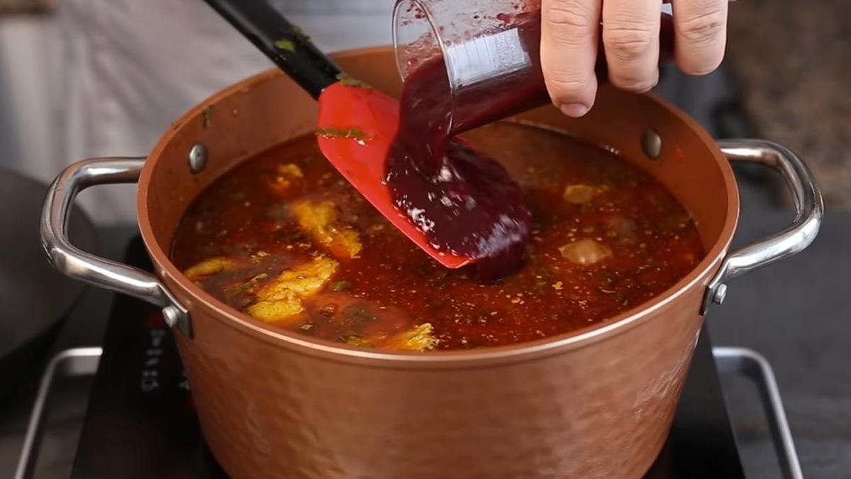 Ткемали из стакана наливают в суп