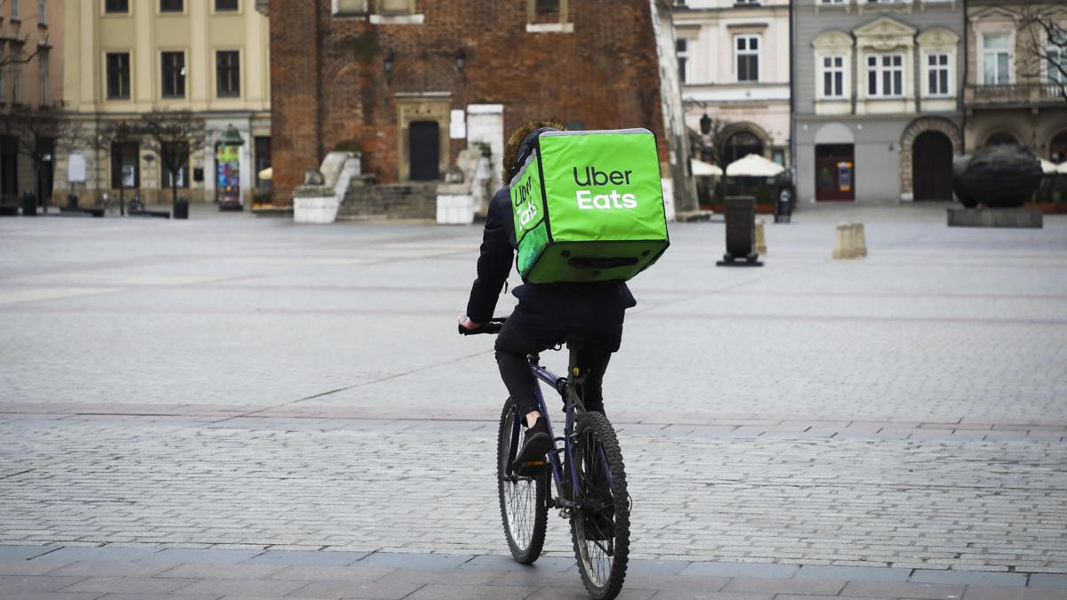 Доставщик Uber Eats на велосипеде