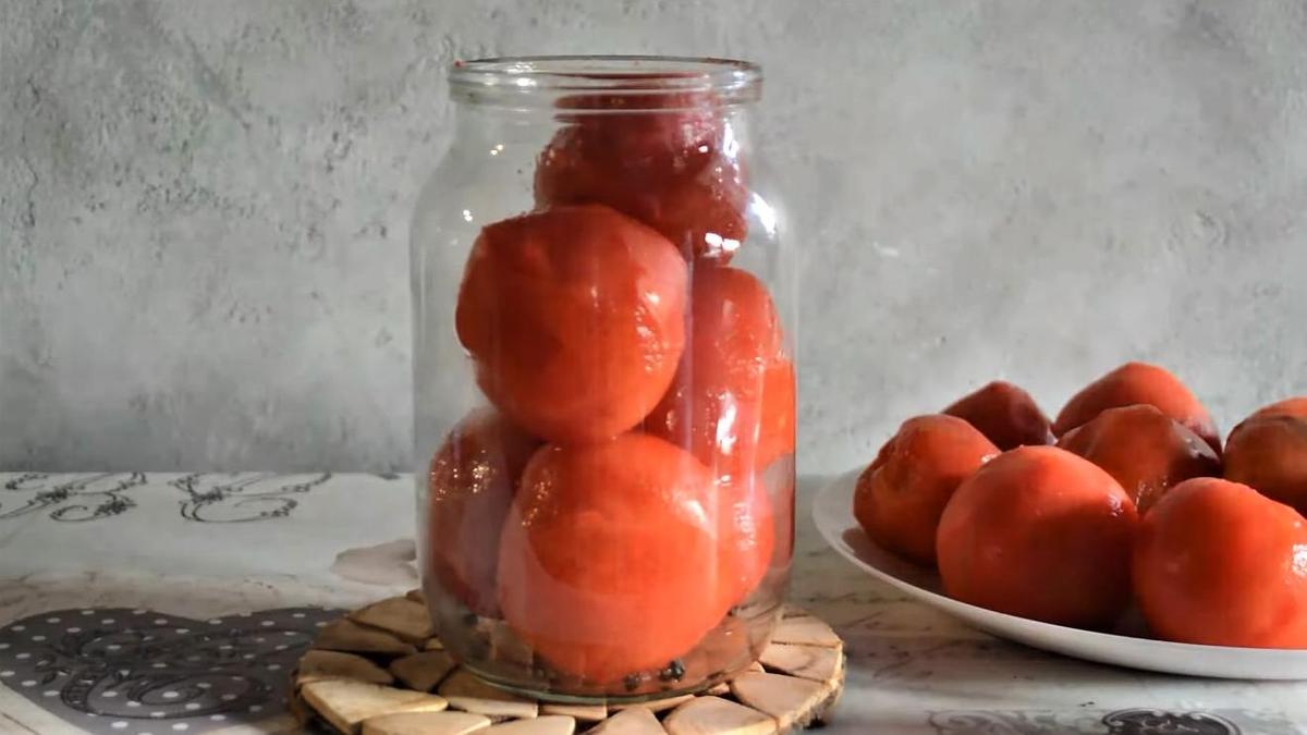 Укладывание помидоров в банку