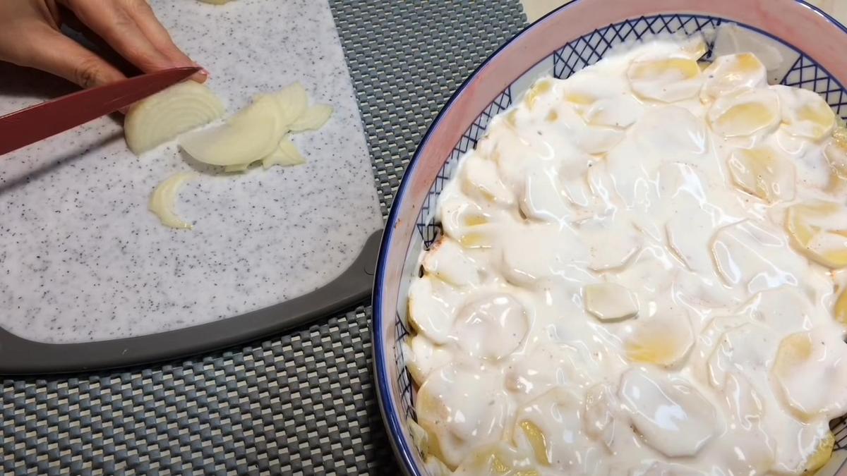 Рядом с заготовкой нарезают лук