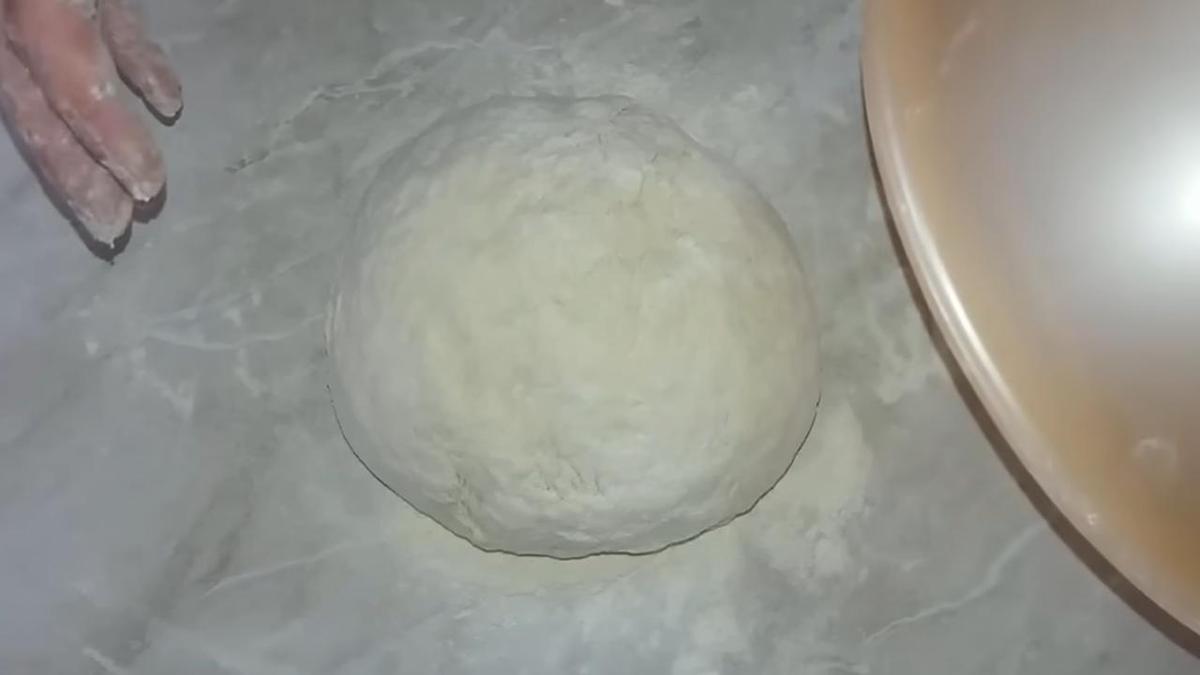 На столе тесто для лепешек