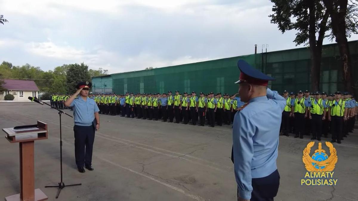 Полицейские в строю и два командира