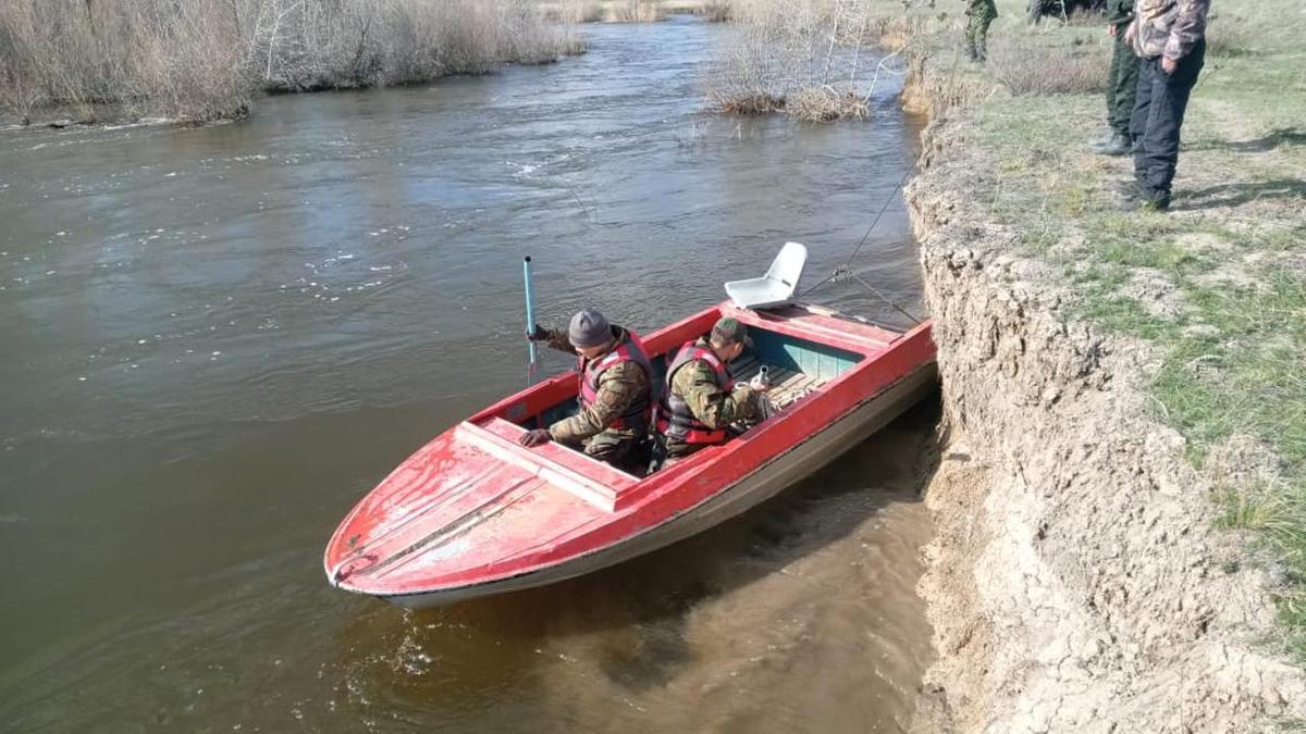 Спасатели на лодке