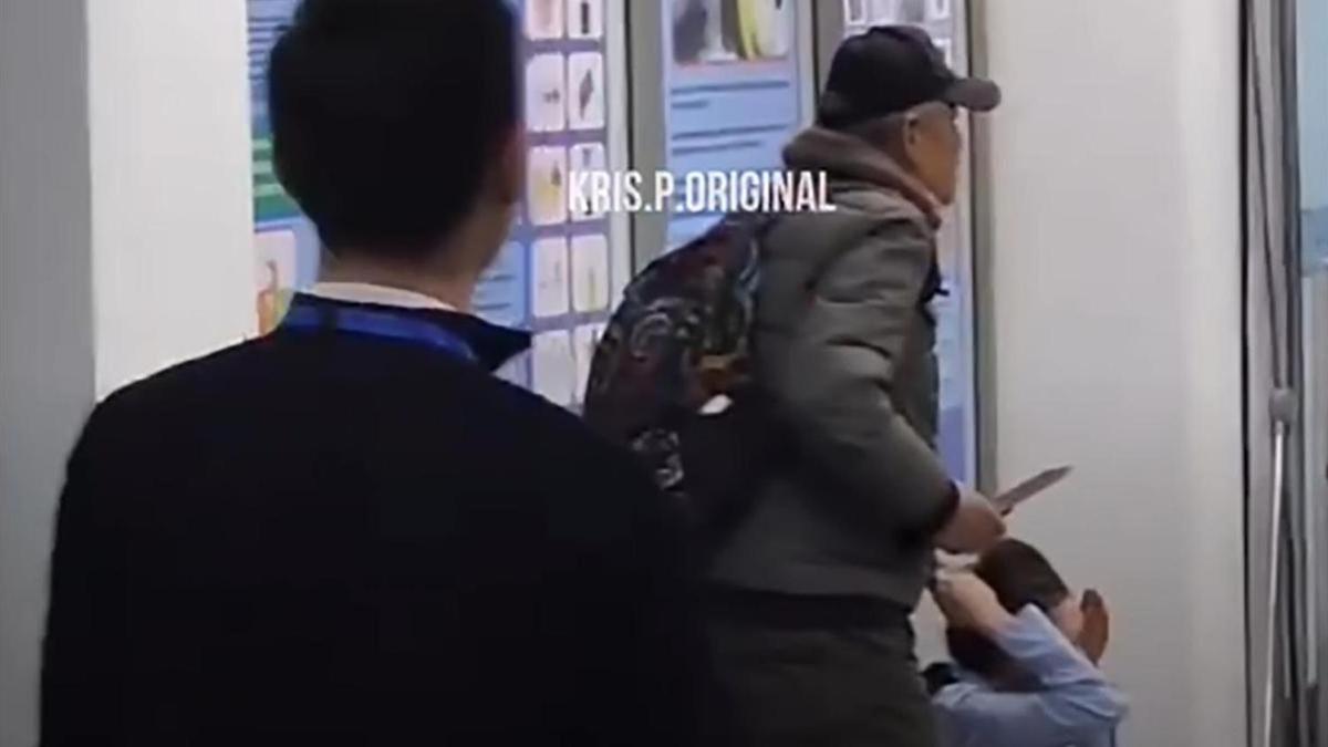 Пышақ ұстаған ер адам қызды қорқытуда Пышақ ұстаған ер адам қызды қорқытуда