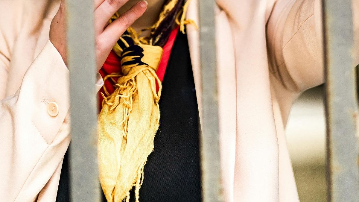 Женщина за решеткой