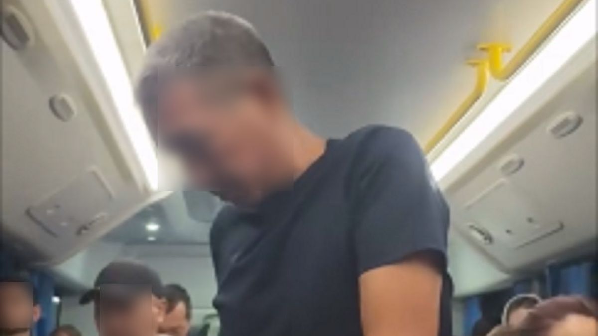 Мужчина в автобусе