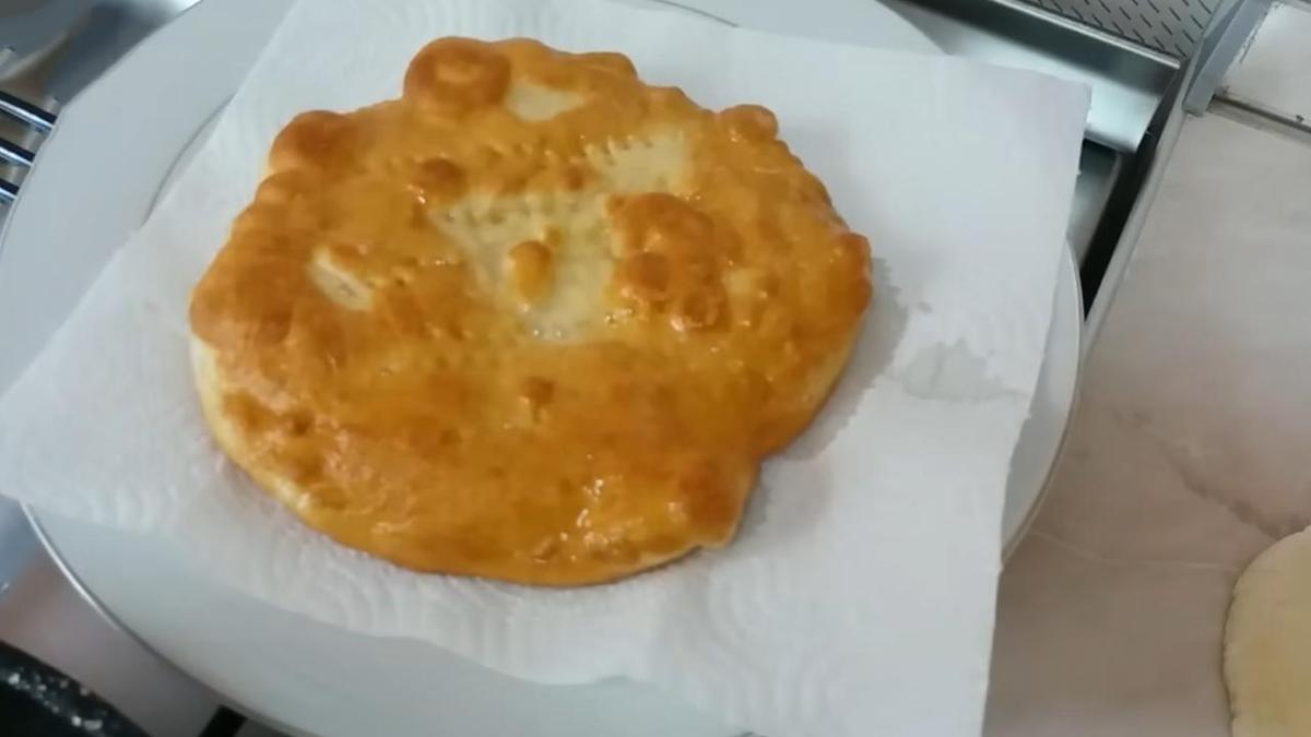 На бумажной салфетке жареная лепешка